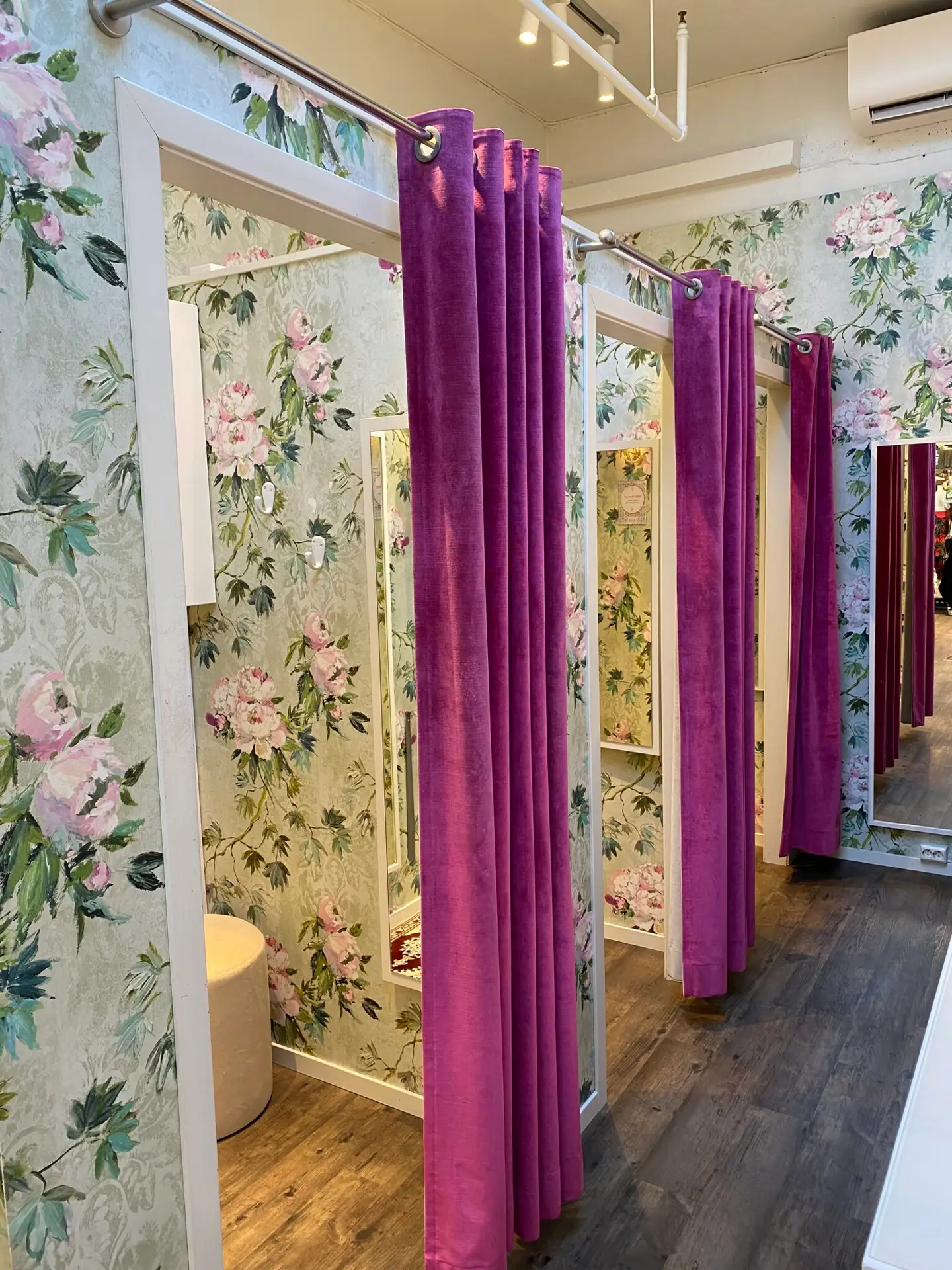 Tre store og luftige prøverom, her får du god veiledning fra våre ansatte.